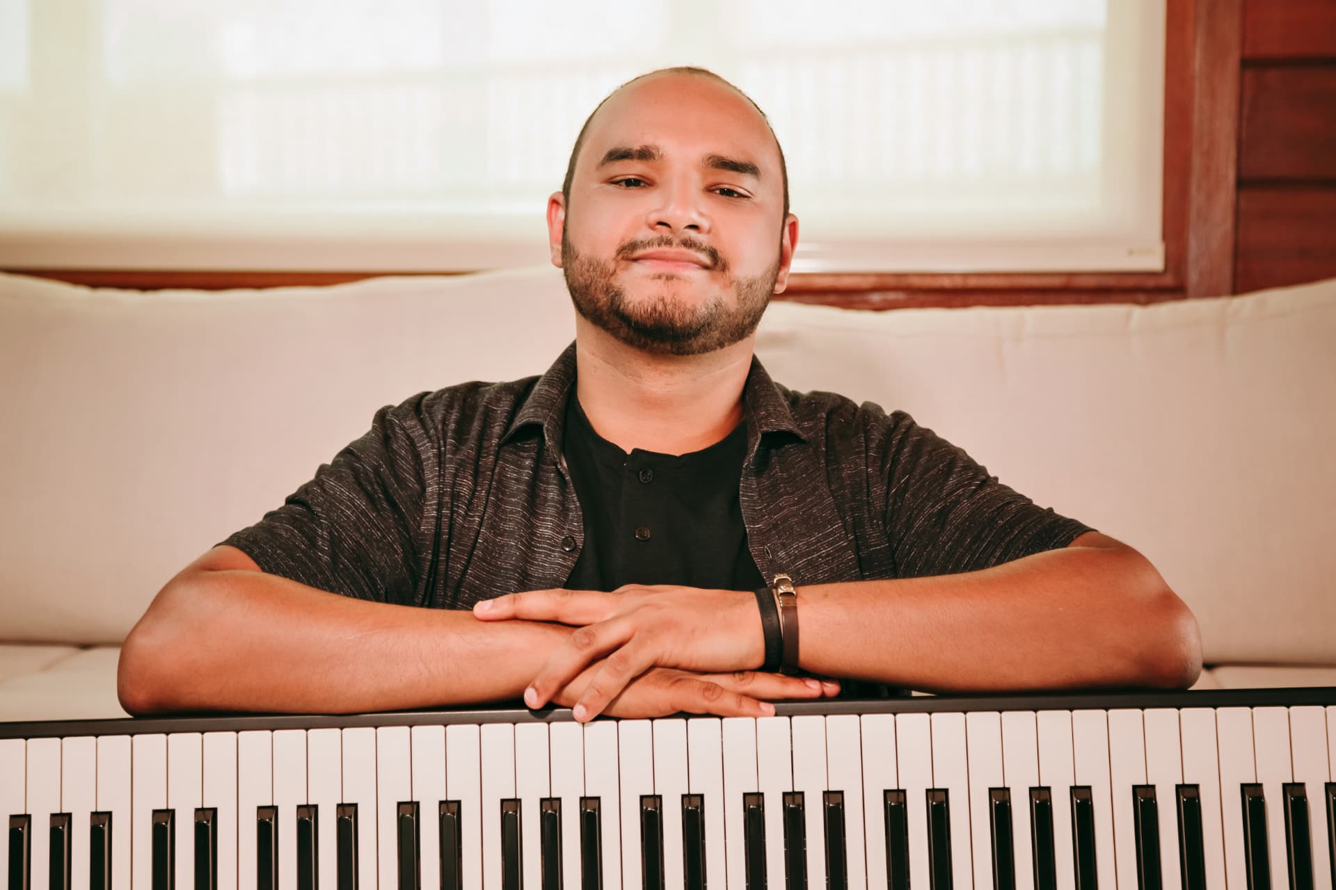 Spencer Pablo apoiado em um teclado